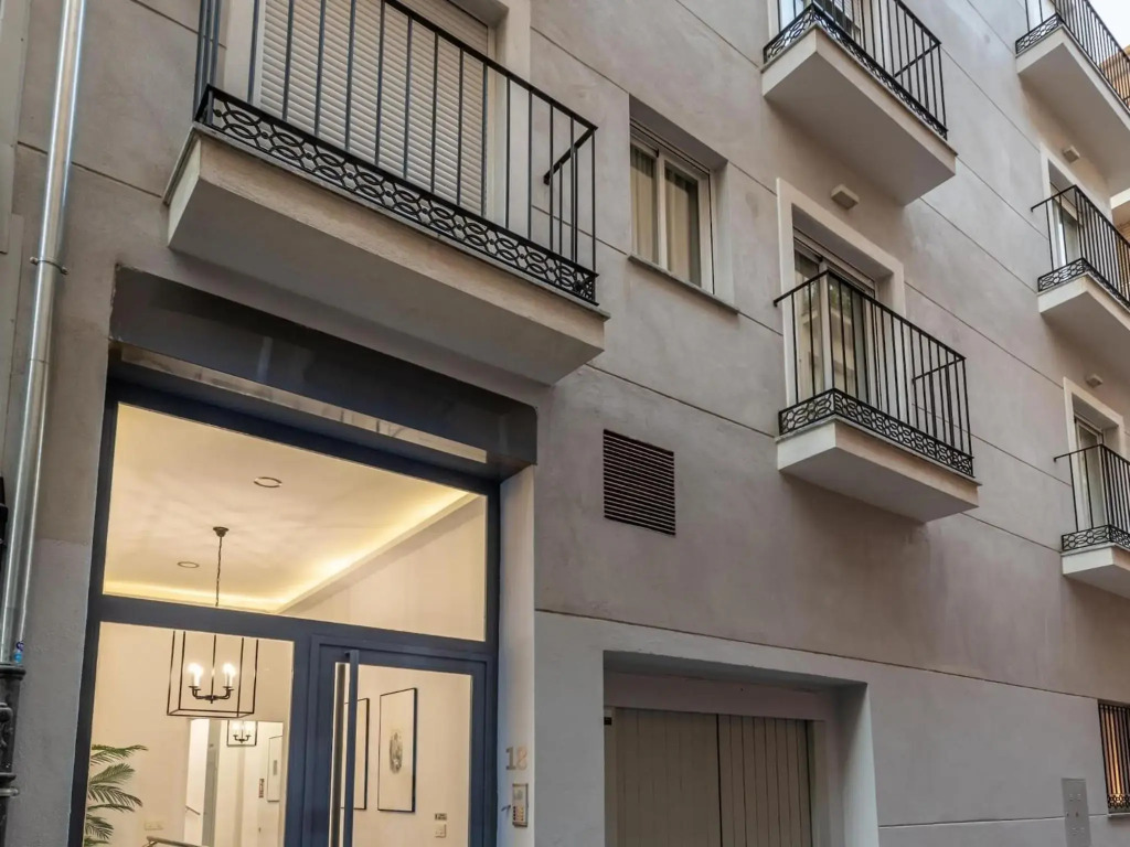 Central Stylish and Elegant 1 & 2 BR apartments I
