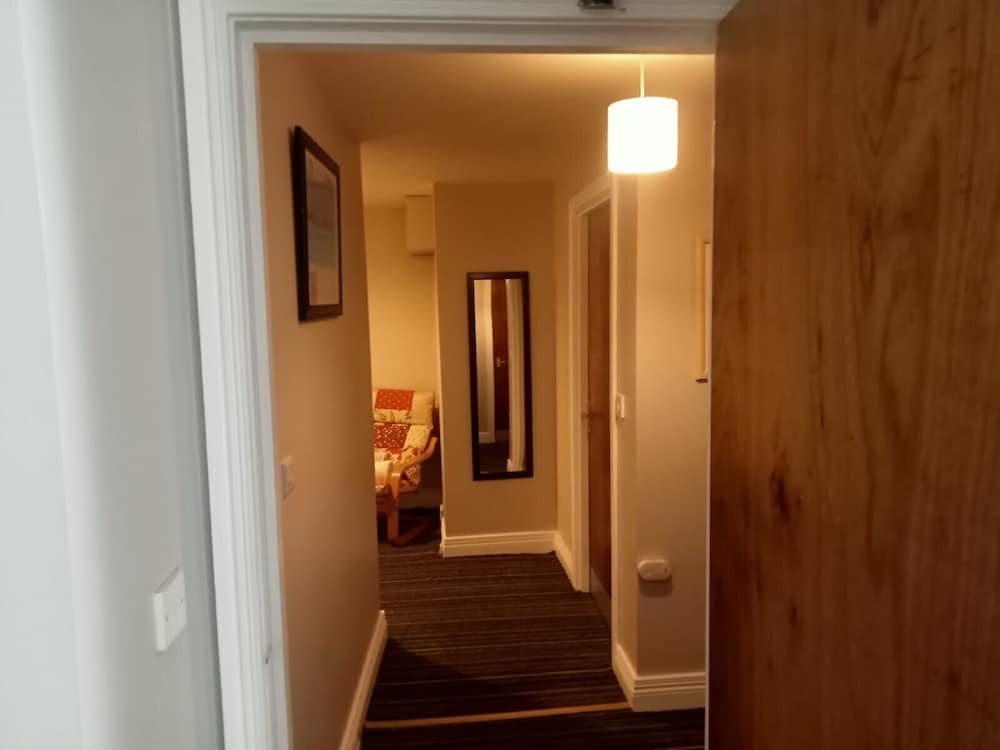 Central 2-bed Apt, Sleeps 5 Above Great Derry Pub