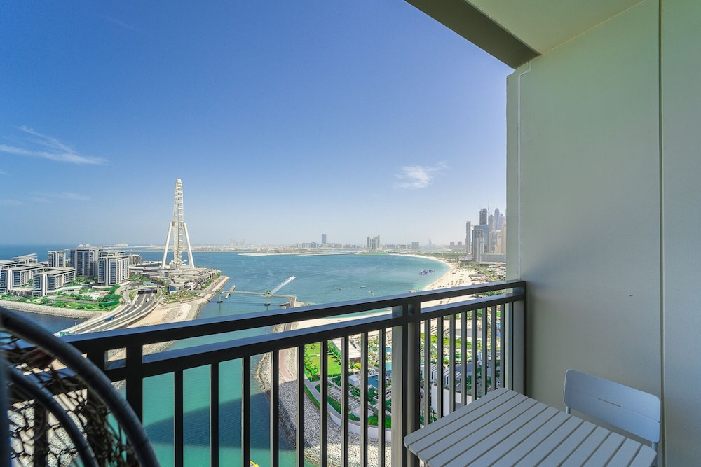 Luxury StayCation - Spacious Modern Apt Overlooking The Arabian Sea