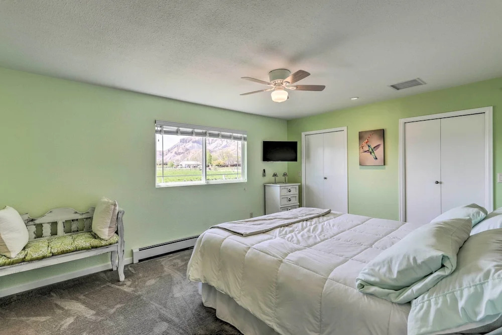 Picturesque Palisade Home: Mt Garfield Views!