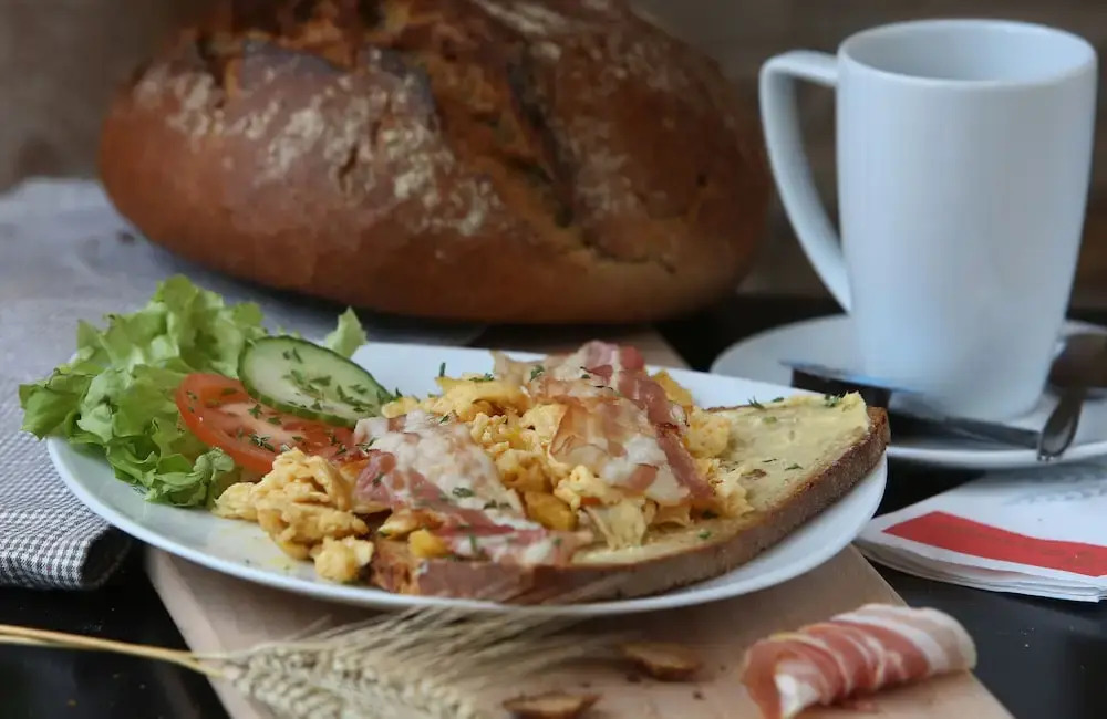 Stadthotel Lohne, Self Check-in & entspannt im Café frühstücken