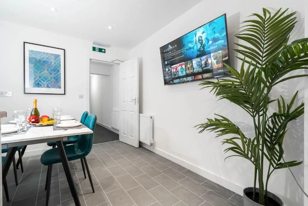 Luxury Six En-Suite Bedroom Apartment - Smart TV's - WIFI - TOP RATED