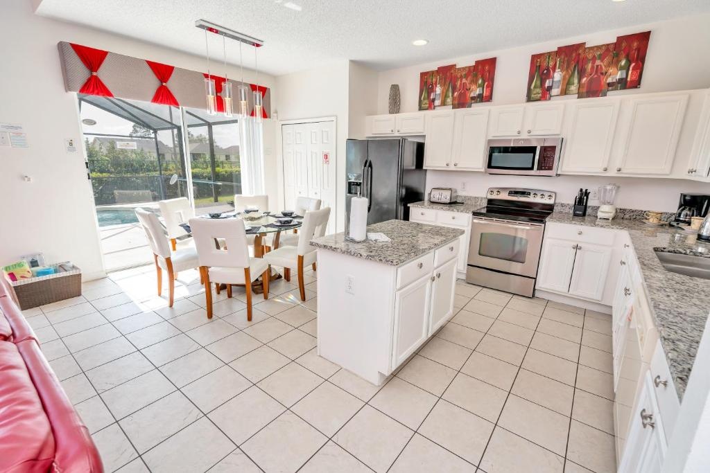 Disney Dream with Hot Tub, Pool, Xbox, Games Room, Lakeview, 10 min to Disney, Clubhouse