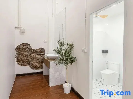 House of Patcha เรือลพัชชา Hostel share bathroom