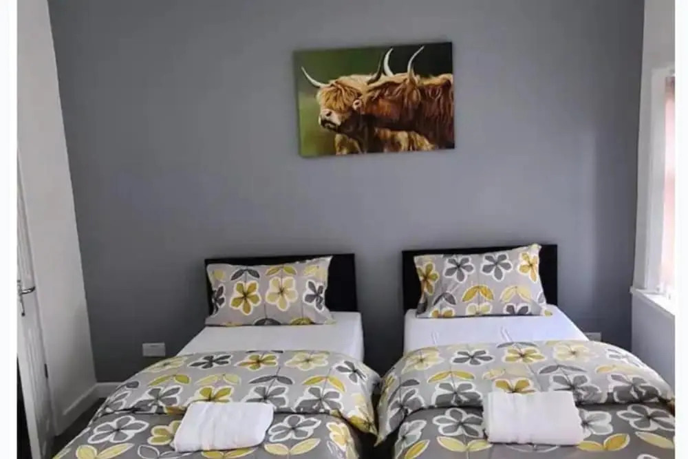 Salford - House - Sleeps 4 - Parking