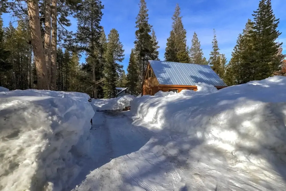Augies Authentic Log Cabin! Pets Welcome!