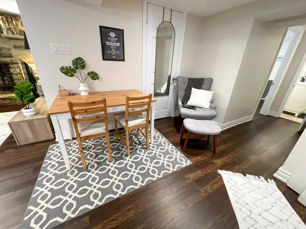 Spacious & Renovated 1BD Suite w/parking