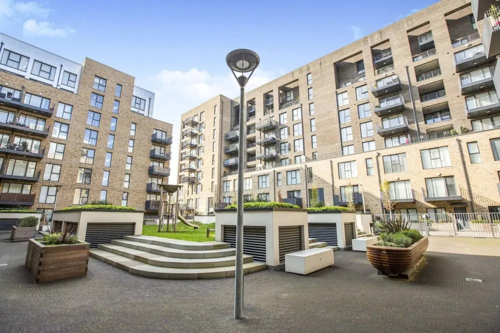 Bright 1 Bedroom East London Apartment with Balcony