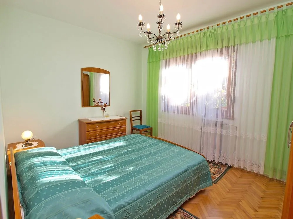 Apartment 933