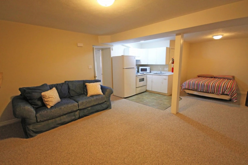 5 Bedrooms, Mountain Views, Steps from Blue Mountain Village, Hot Tub, BBQ