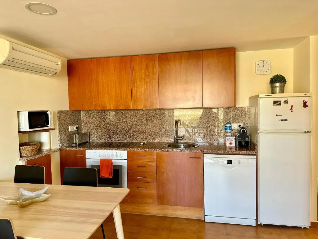 NEW! Apartamento con piscina y balcón a 2 minutos de la playa. WI-FI