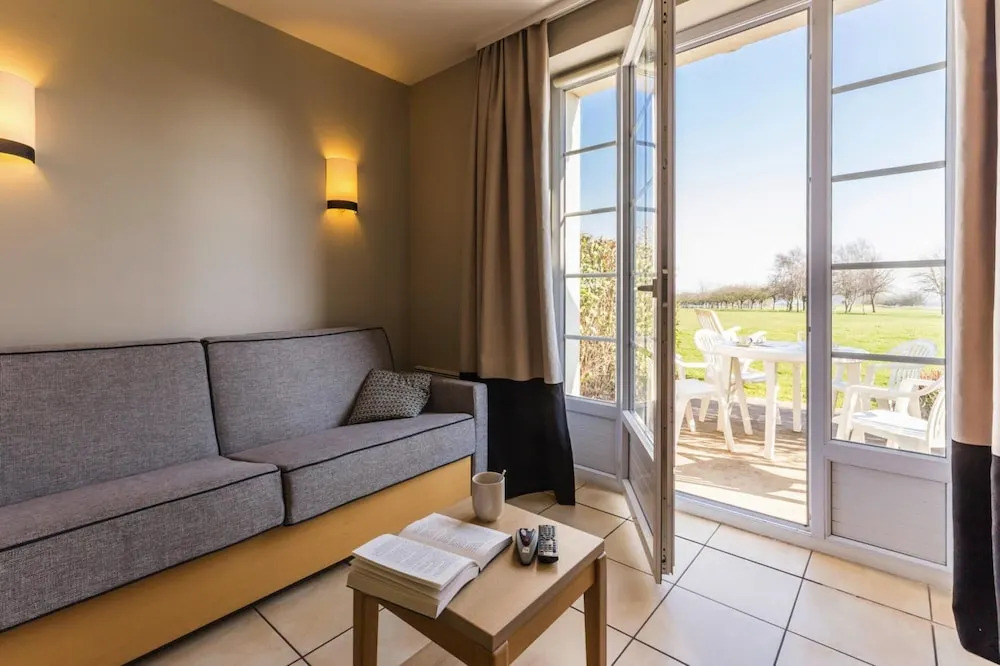 Holiday Home in Residence Le Green Beach, Port-en-besssin-huppain