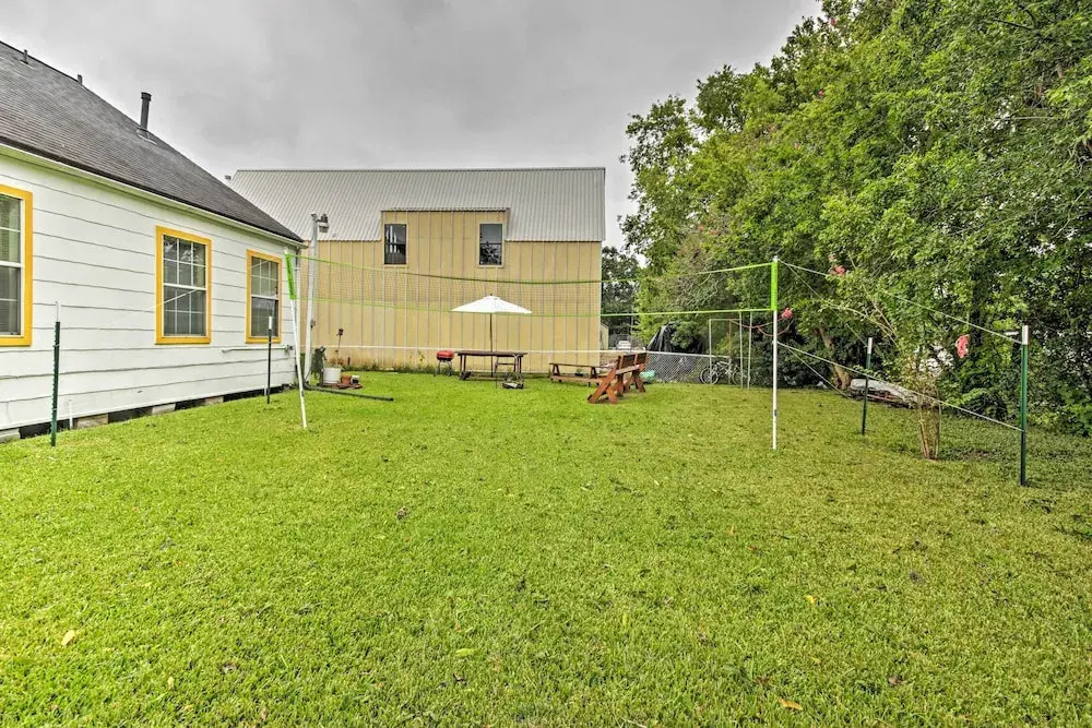 3 Miles to Houston Zoo: Home w/ Yard!