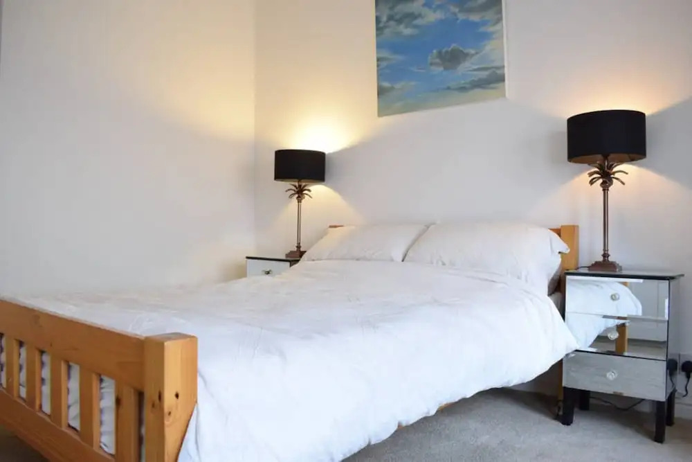 Stylish And Bright 2 Bedroom Flat With Garden