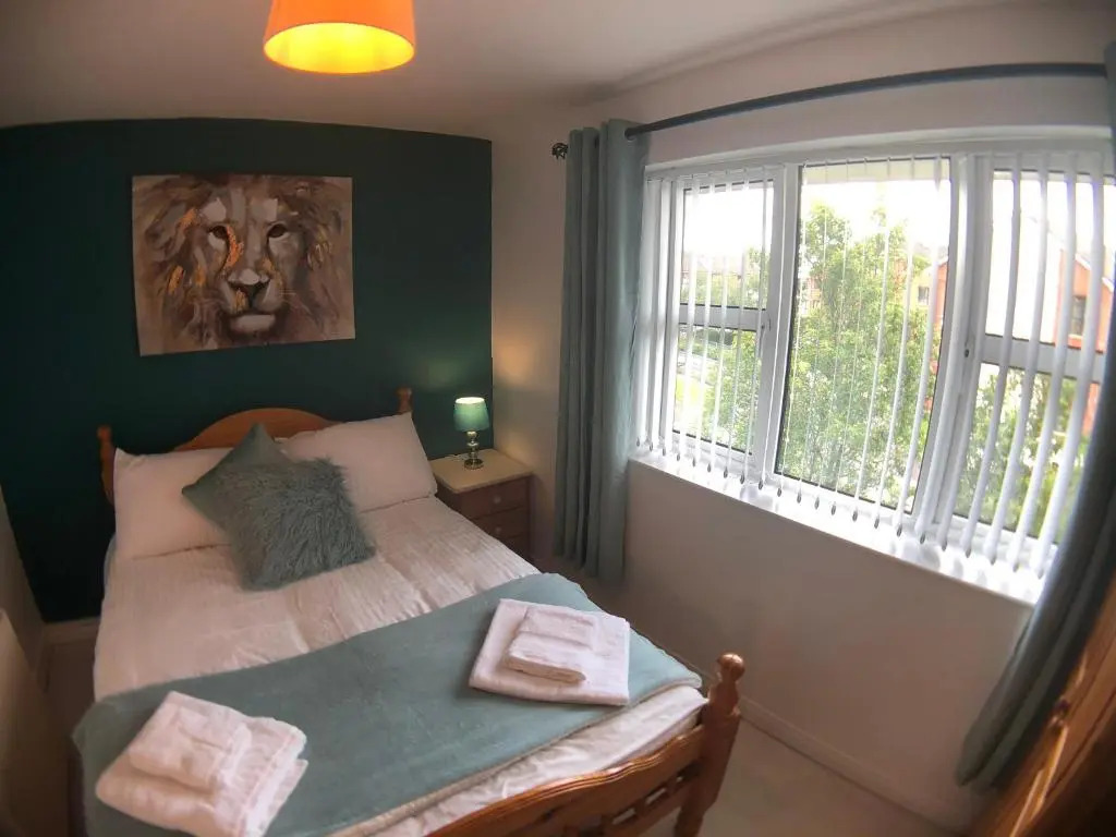 Ardenlee - Stylish 3 bed apt close to city, parking and WIFI