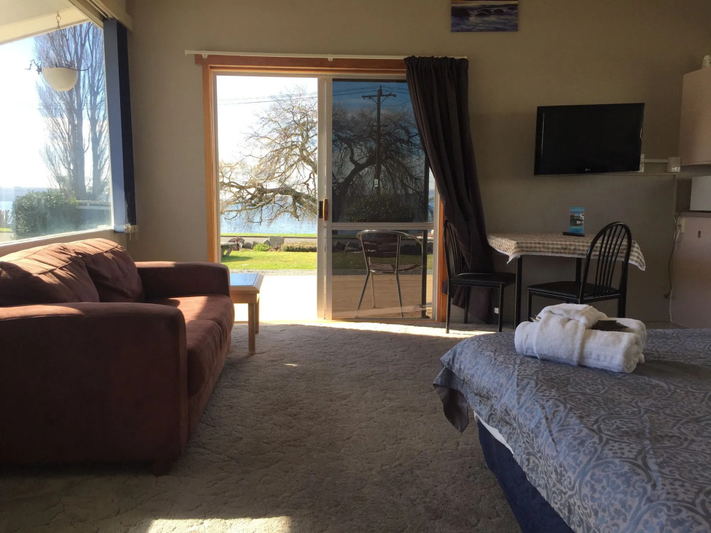 Jack & Dis Waiteti Lakefront Motel