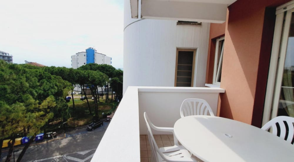 Inviting Apartment Near the Beach