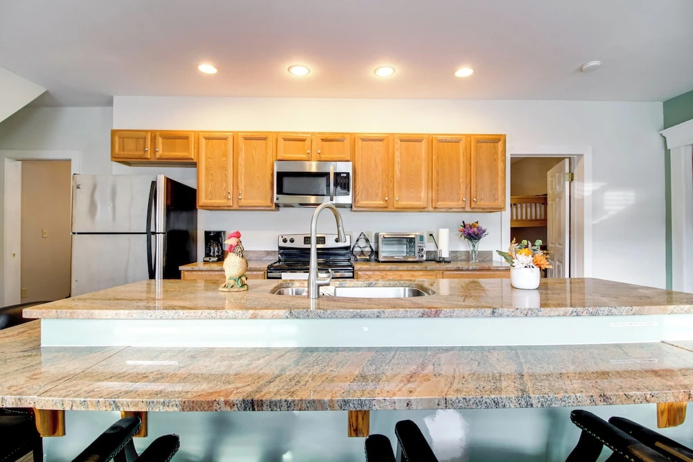 All-season Ludlow Apartment: 3 Mi to Okemo Resort!