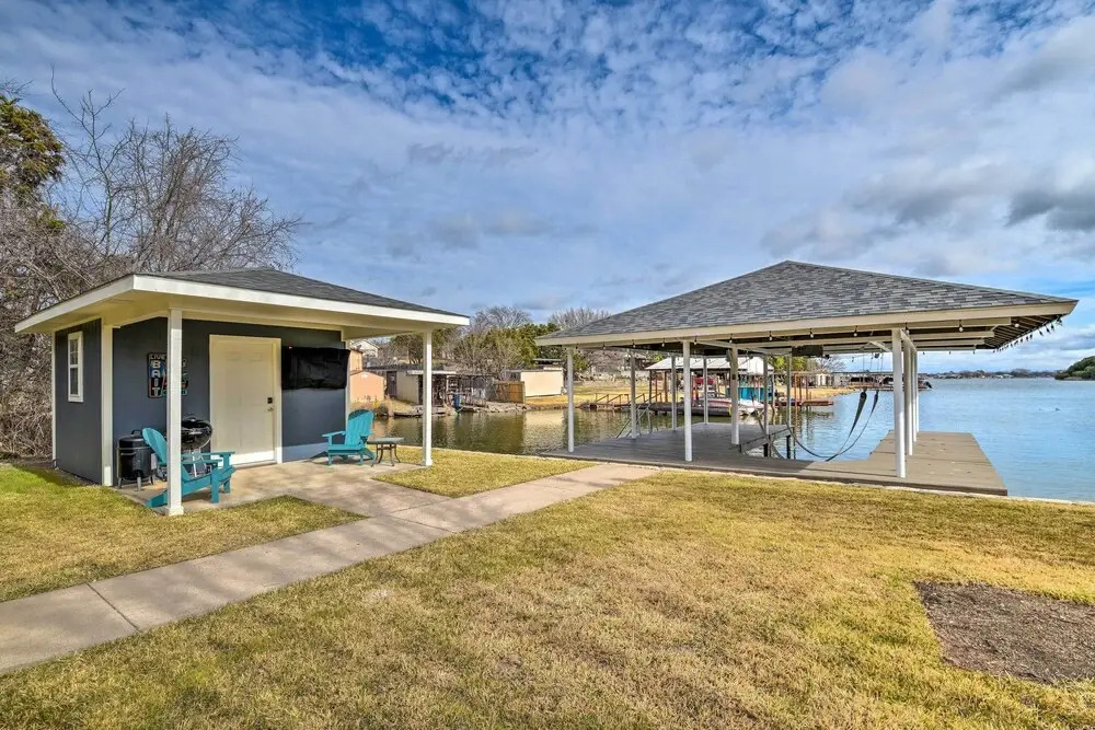 Lake Dayz Granbury Retreat w/ Private Dock!