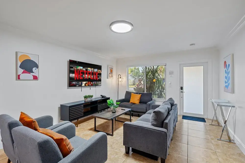 4BR With Private Pool and Game Room - Prime Location