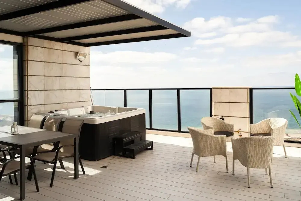 Luxury Penthouse on High Floor with Hot Tub