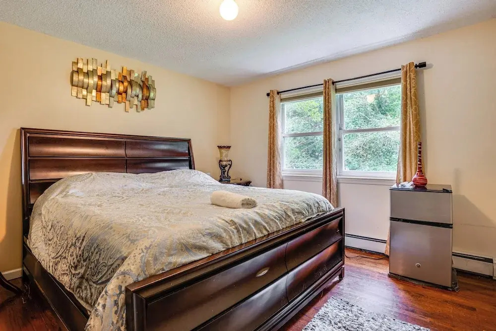 8 Mi to Long Beach: Cozy Apt w/ Fenced Yard!
