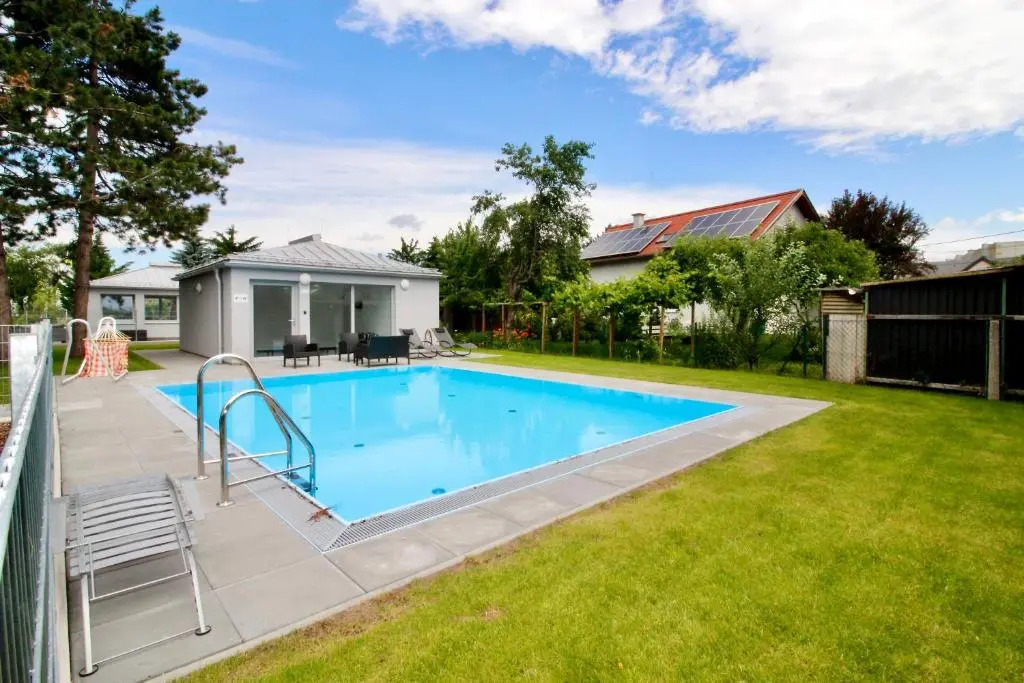 Maureen Lovely 2 Bedroom Unit with Community Pool