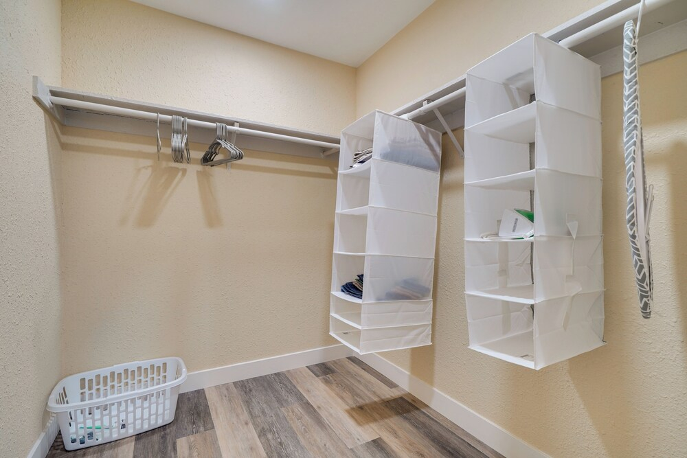 2 Mi to Dtwn Pleasanton Condo w/ Pool Access
