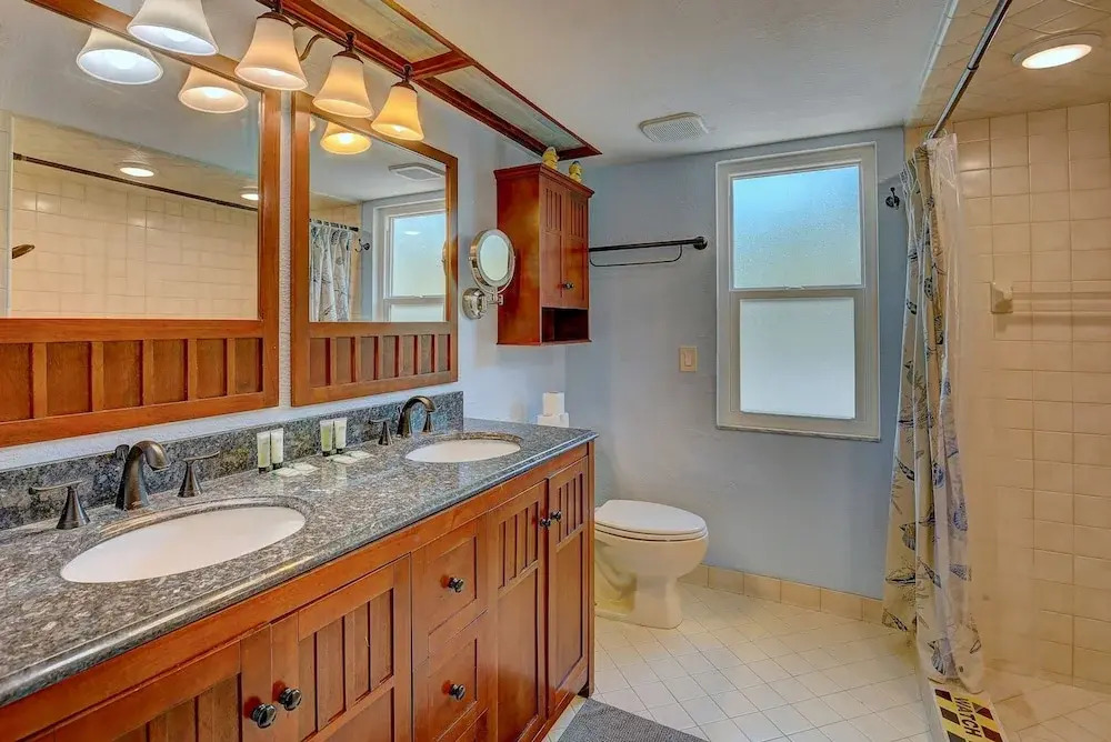 Spacious 4 3 Retreat- Heated Pool-playroom