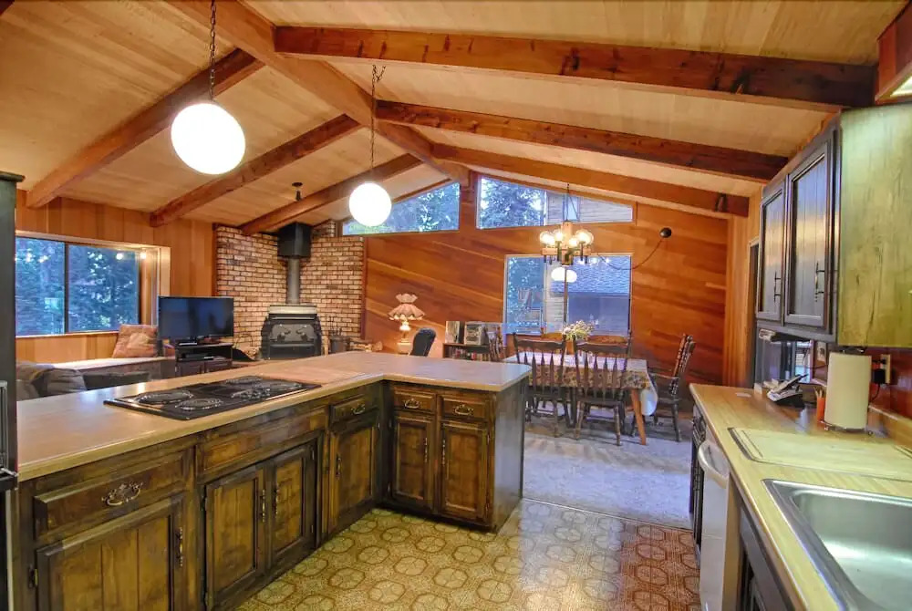 Cozy Cabin With Large Deck in Agate Bay! #149