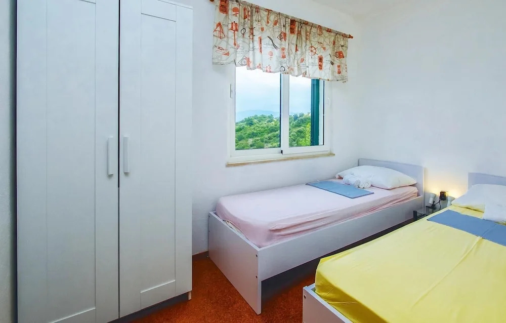 Awesome Apartment in Postira With 5 Bedrooms and Wifi