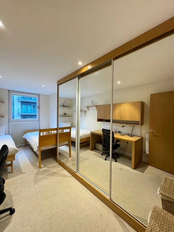 Contemporary 2BD Flat W/balcony Canary Wharf!