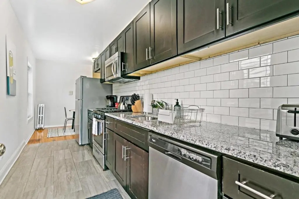 King Bed, Full Kitchen, Rogers Park 5mins Loyola