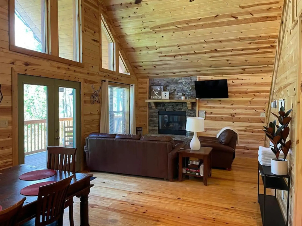 Take it Easy with hot tub and community pool