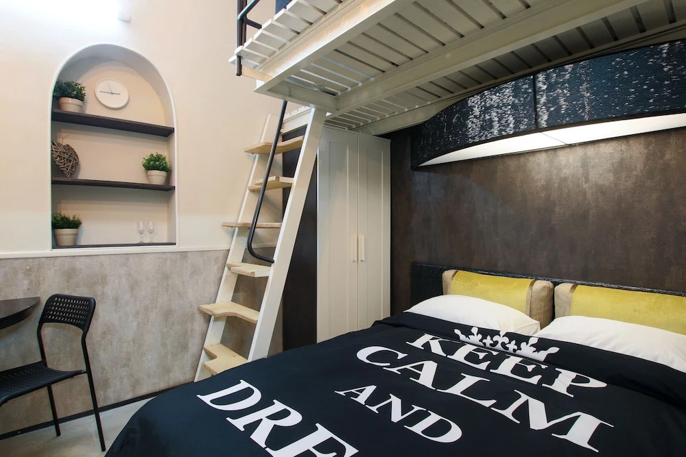 Modern Central Studio 5 min to Beach
