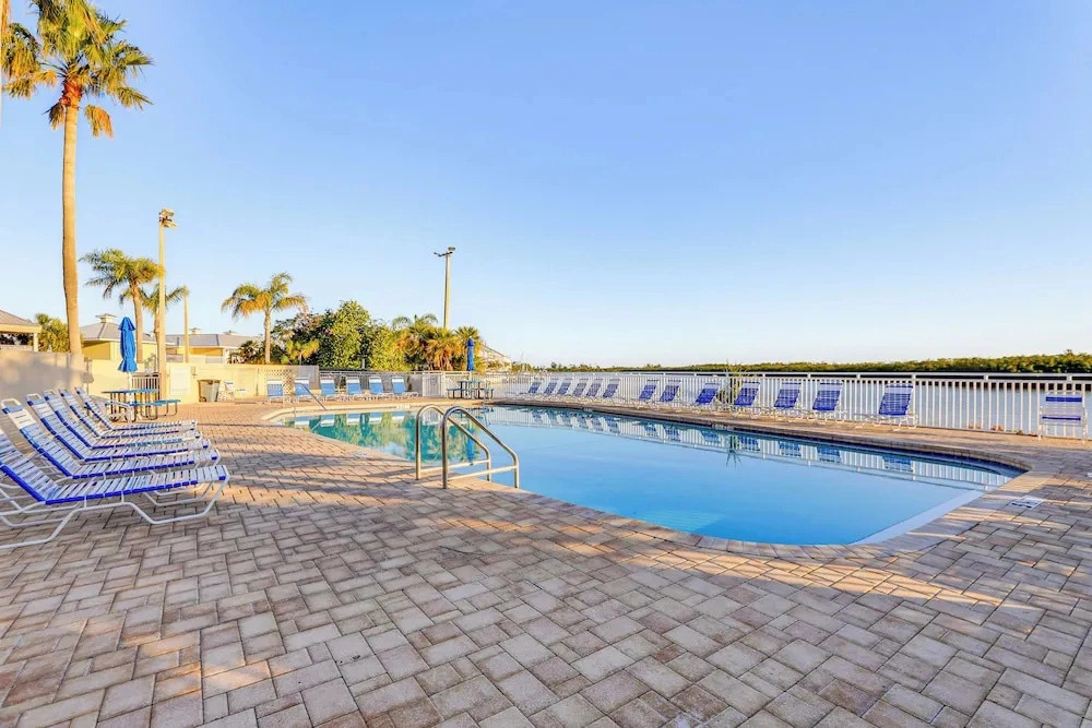 Walk to Beach & Marina! Ruskin Resort Retreat
