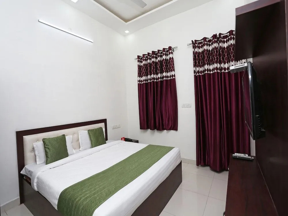 OYO 14971 C D Guest House