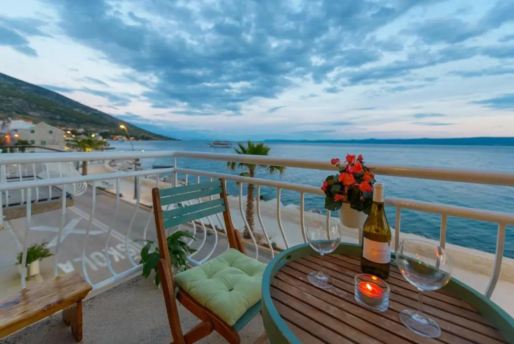 Top Location! Beach & Center Apt 4