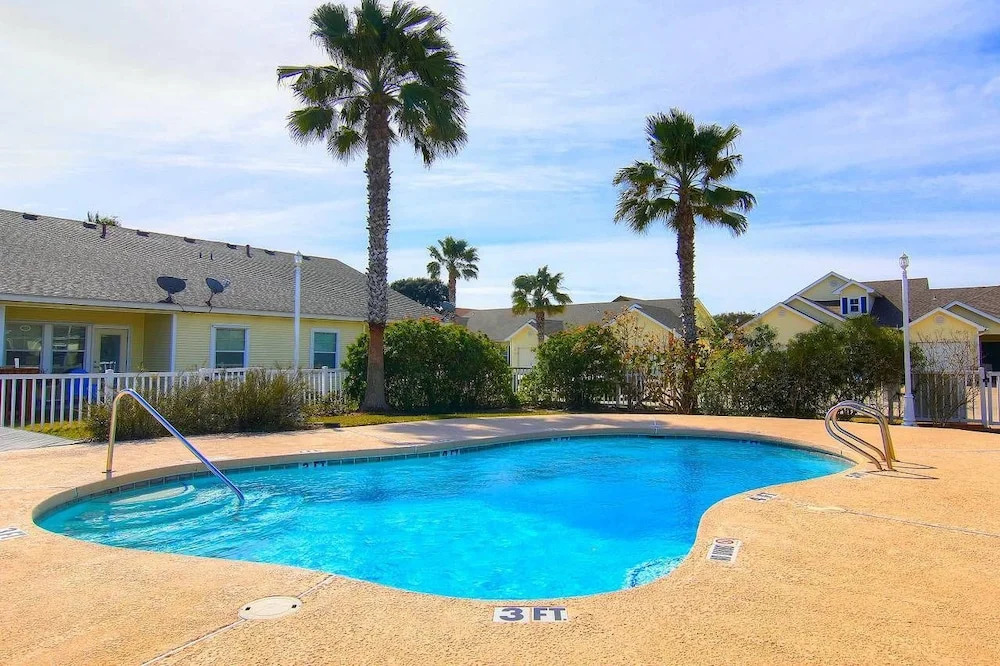 Lazy Pelican - Two Bedroom Townhome