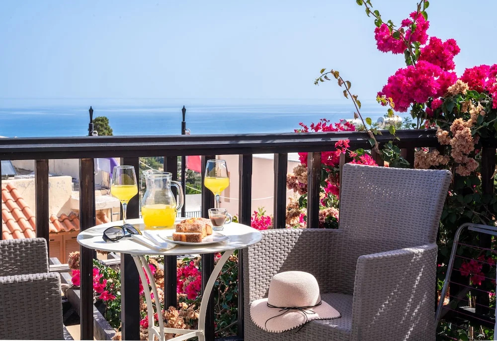 2 Bed Apartment - Sleeps 8 - Pool Patio Views