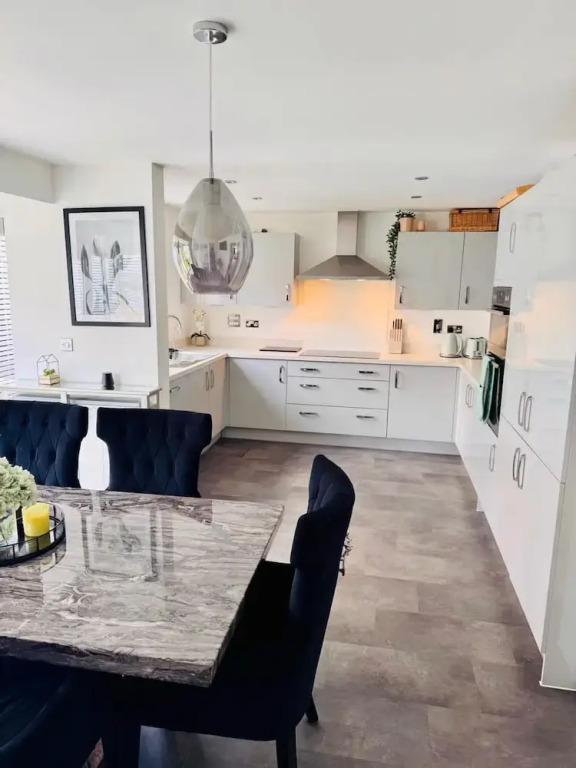 Luxurious Majestic 4 Bedroom- Free Parking