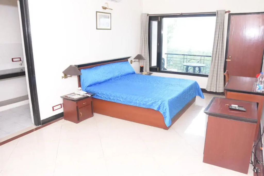 8fold-Pinecrest By LaRiSa, Bhimtal
