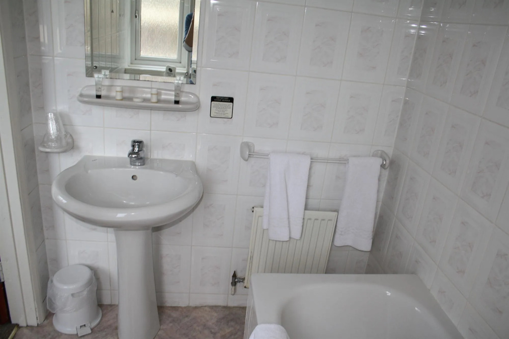 Uno Thames Hotel Maidenhead -Reopened Brand New Again -FREE PARKING
