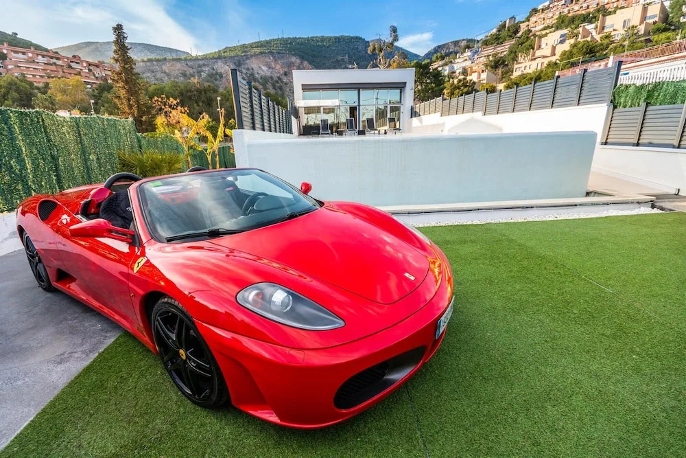 Luxurious Villa. Overflowing Pool 100 Meters From the Beach
