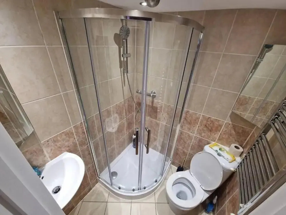 Spacious 6-bed house - 12 mins Gatwick
