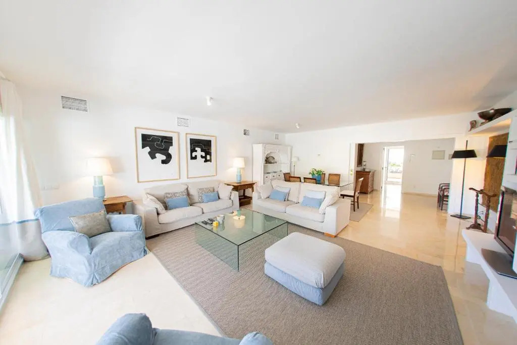 Beautiful 3BEDROOMS/2BATH/Golden Mile
