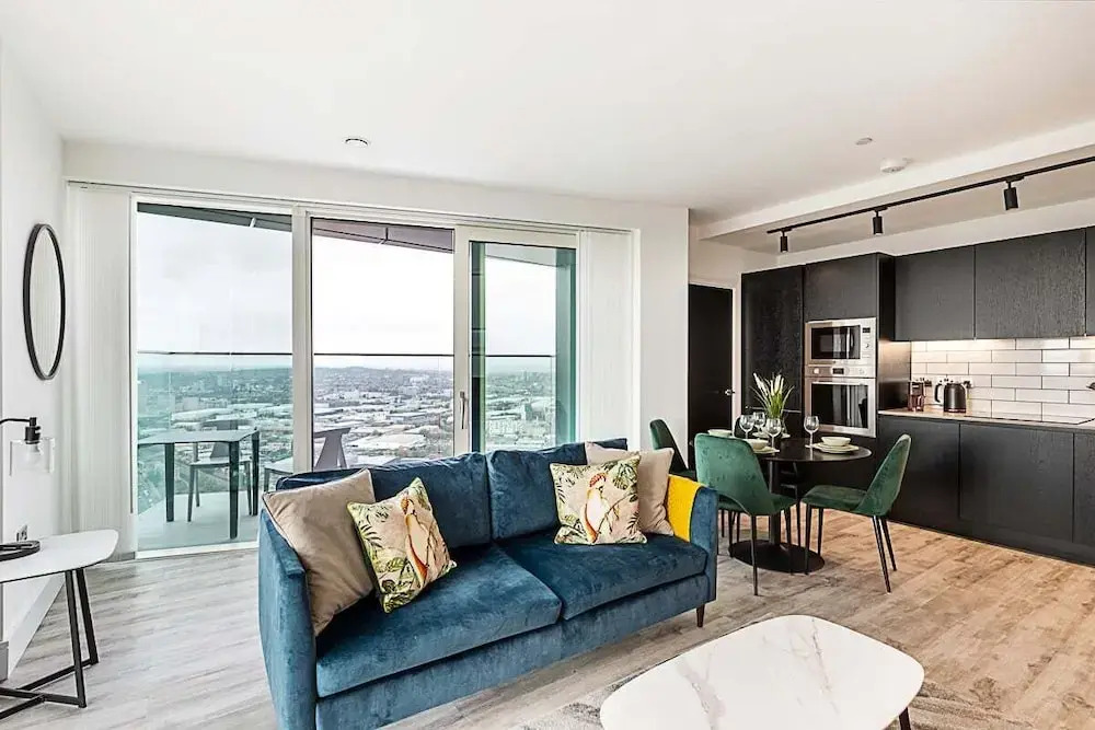 Modern Sky-High Flat In North Acton