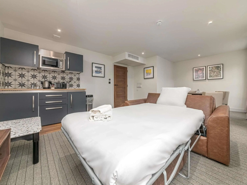 Mercure Salisbury White Hart Hotel & Apartments