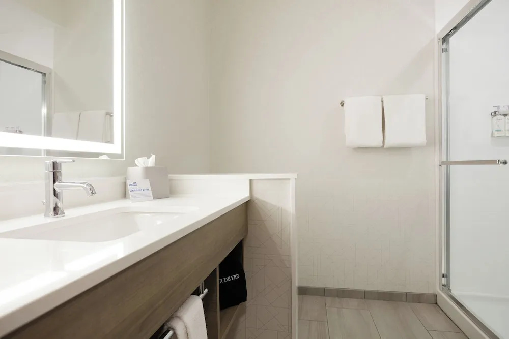 Holiday Inn Express and Suites Chicago West Oak Park by IHG