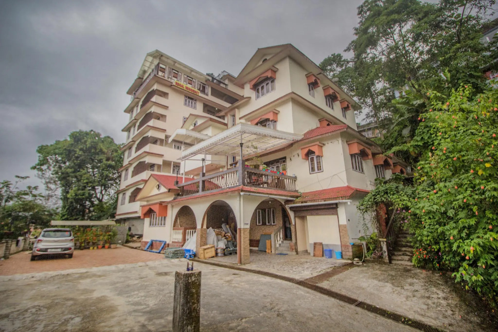 Townhouse OAK Hotel Regal Residency